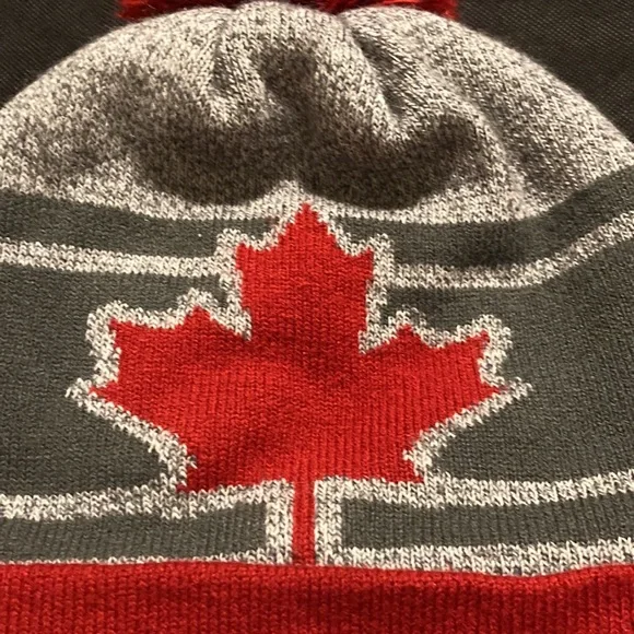CANADA 🇨🇦 Gray and Red Pom-Pom Winter Toque - Picture 2 of 5
